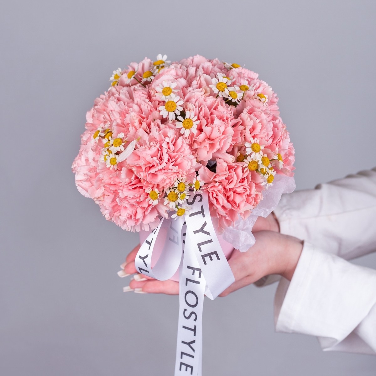 korobka s rozovym diantusom i romashkoj 7